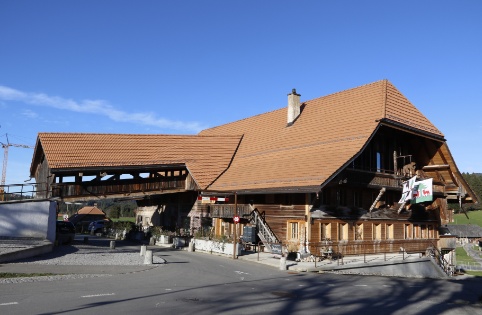 Ochsenbeinhaus mit Fahnen der Gemeinden Oberlangenegg u. Unterlangenegg (Bild: Hans Salzmann)