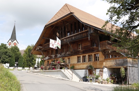 Ochsenbeinhaus mit Fahnen der Gemeinden Oberlangenegg u. Unterlangenegg (Bild: Hans Salzmann) Ochsenbeinhaus mit Fahnen der Gemeinden Oberlangenegg u. Unterlangenegg (Bild: Hans Salzmann)